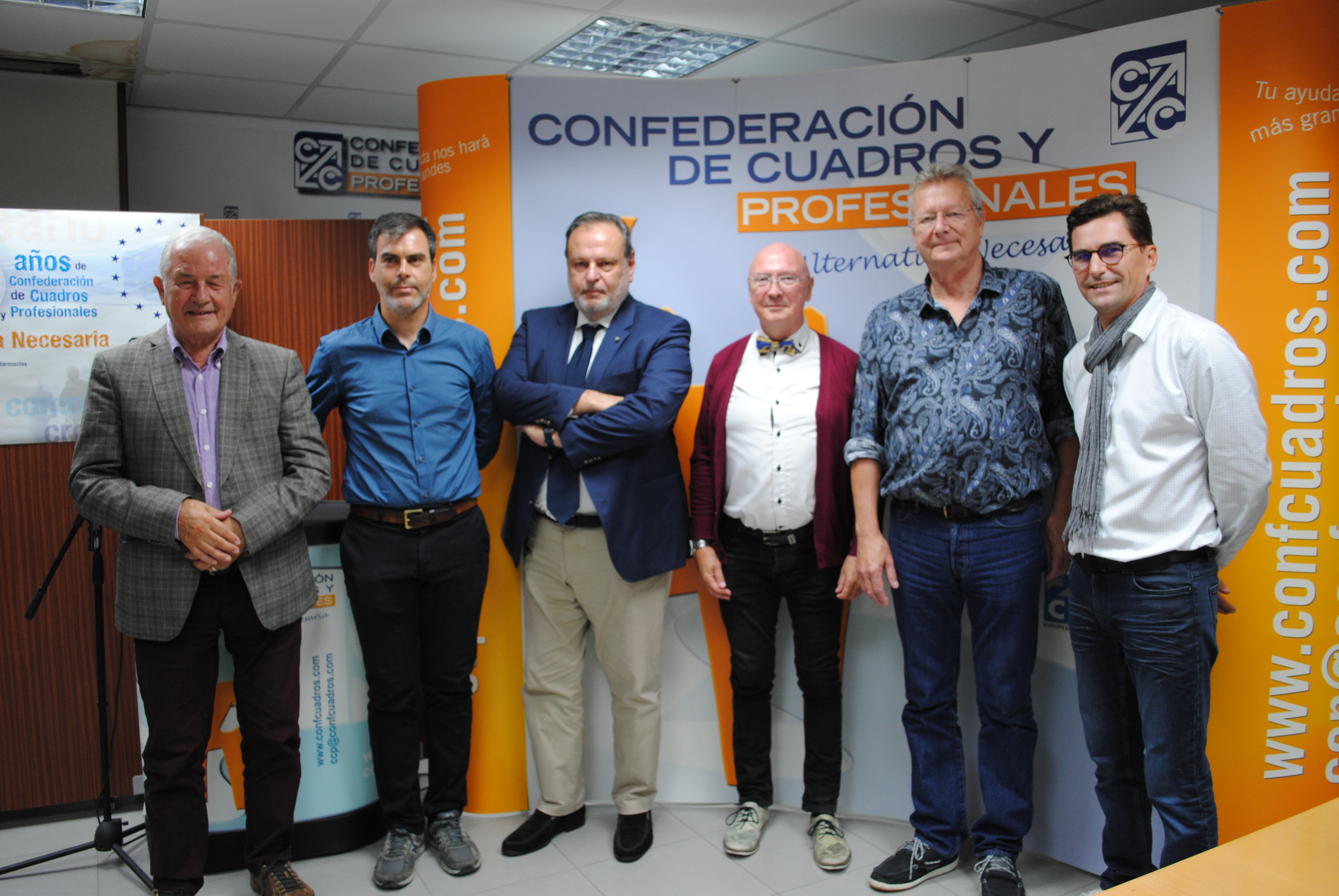 Carlos García (segundo por la izda.) junto a los nuevos cargos: Carlo Mearelli, presidente (tercero por la izda.) y Jean-Emmanuel Crepin, secretario general (segundo por la dcha.)